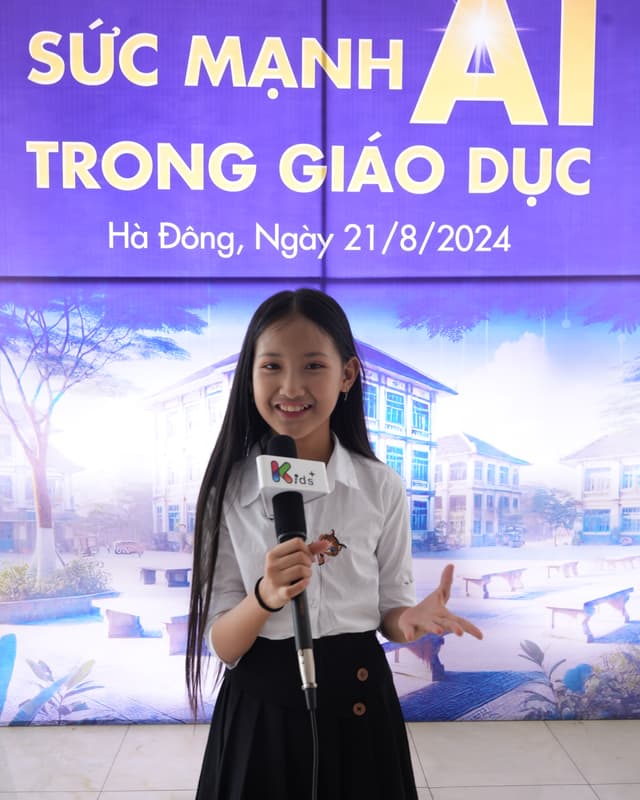 Học viên KIDS+ cầm micro giới thiệu trước máy quay